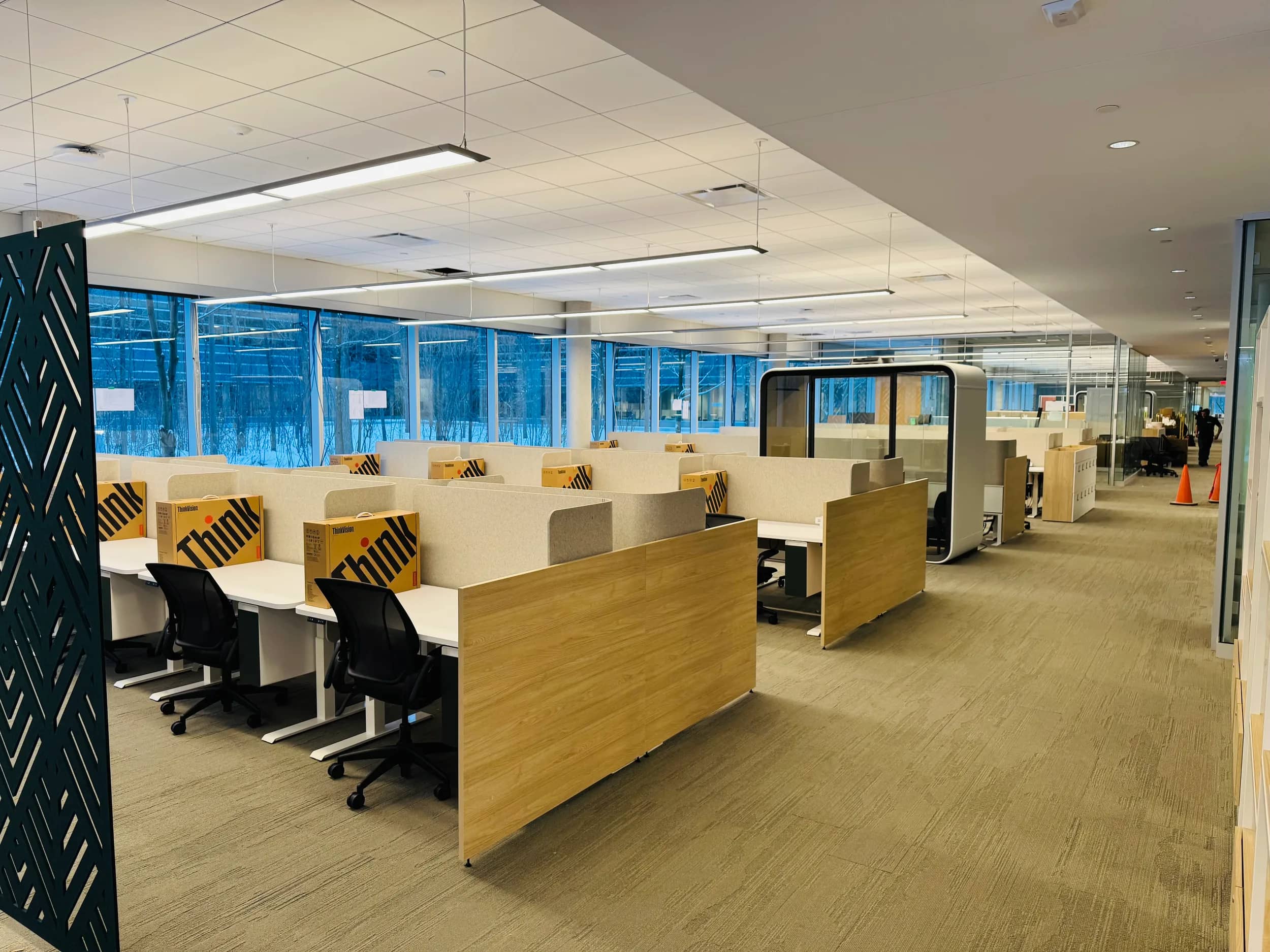 Agropur — Installation de postes de travail et de mobilier de bureau.