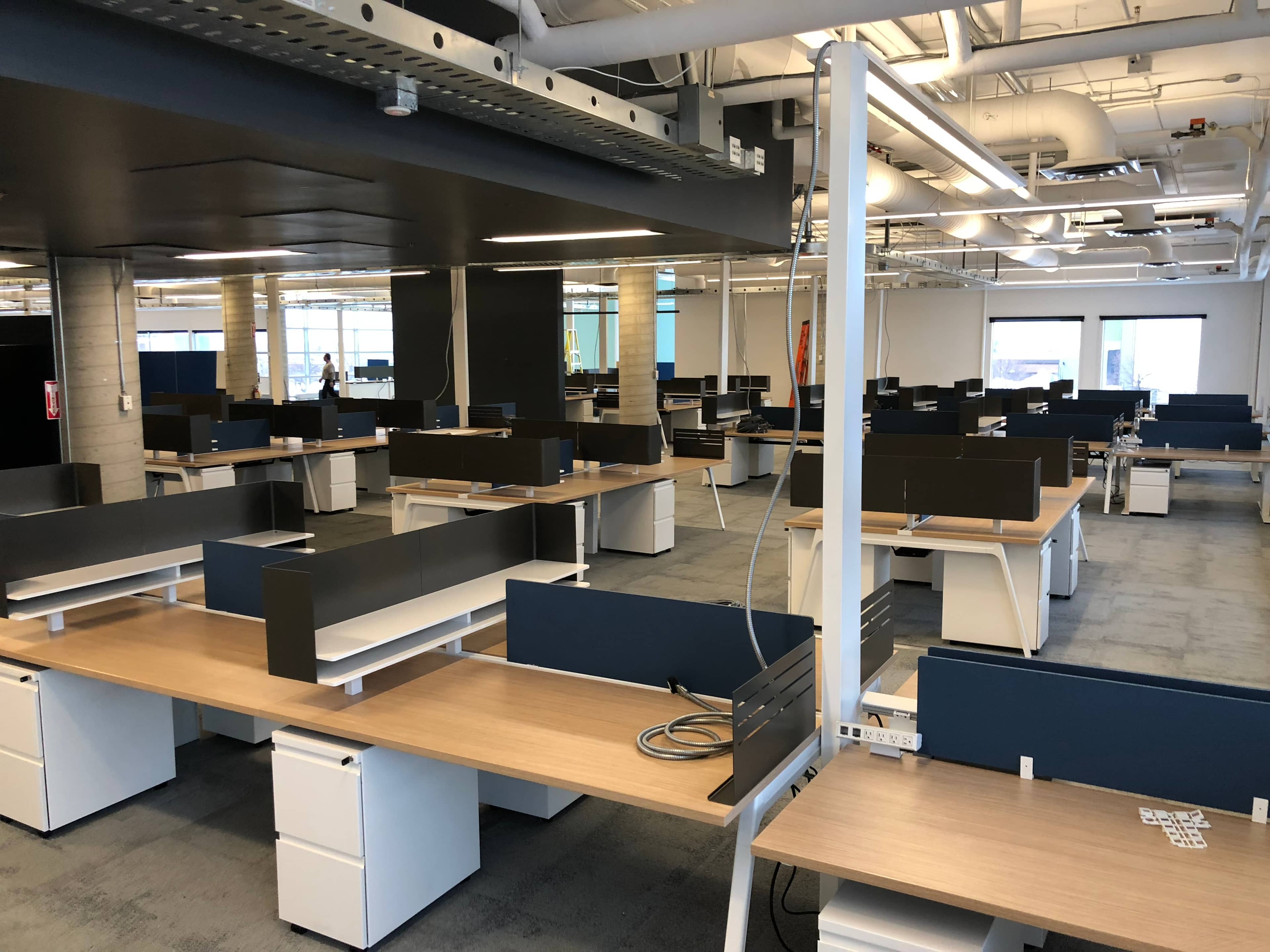 Cirque du Soleil — Installation de postes de travail modulaires et d'espaces de repos.