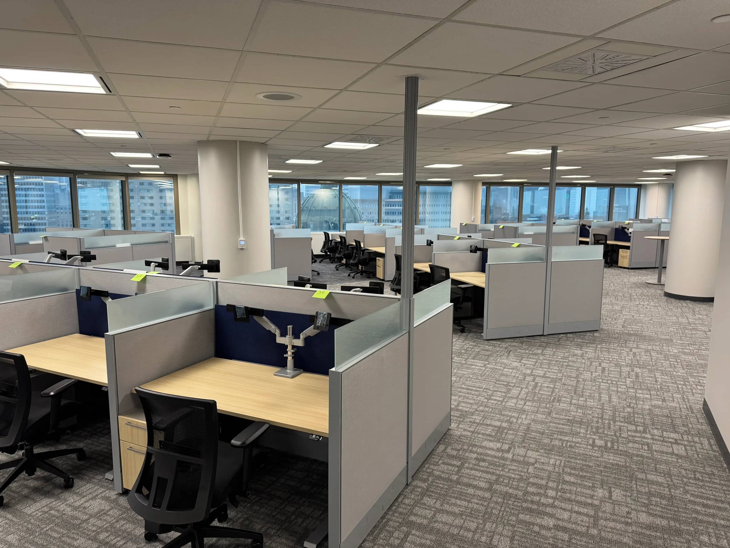 Kuehne + Nagel International AG — Installation de postes de travail pour bureaux logistiques.