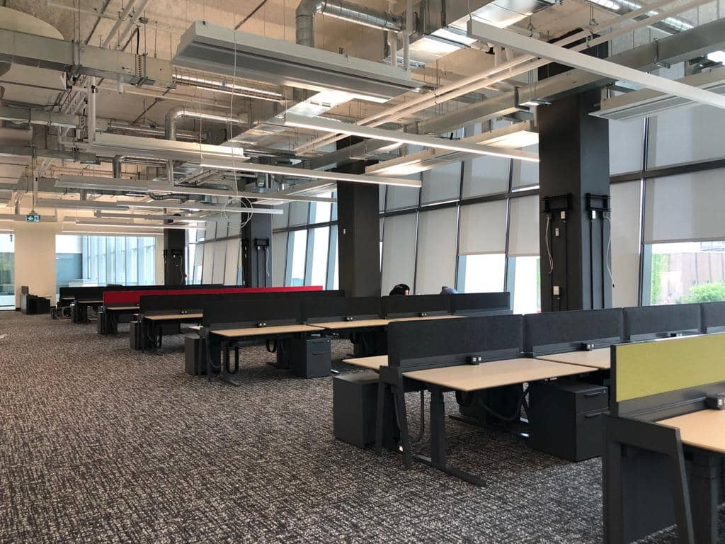 Radio-Canada — Installation de mobilier pour bureaux de diffusion.