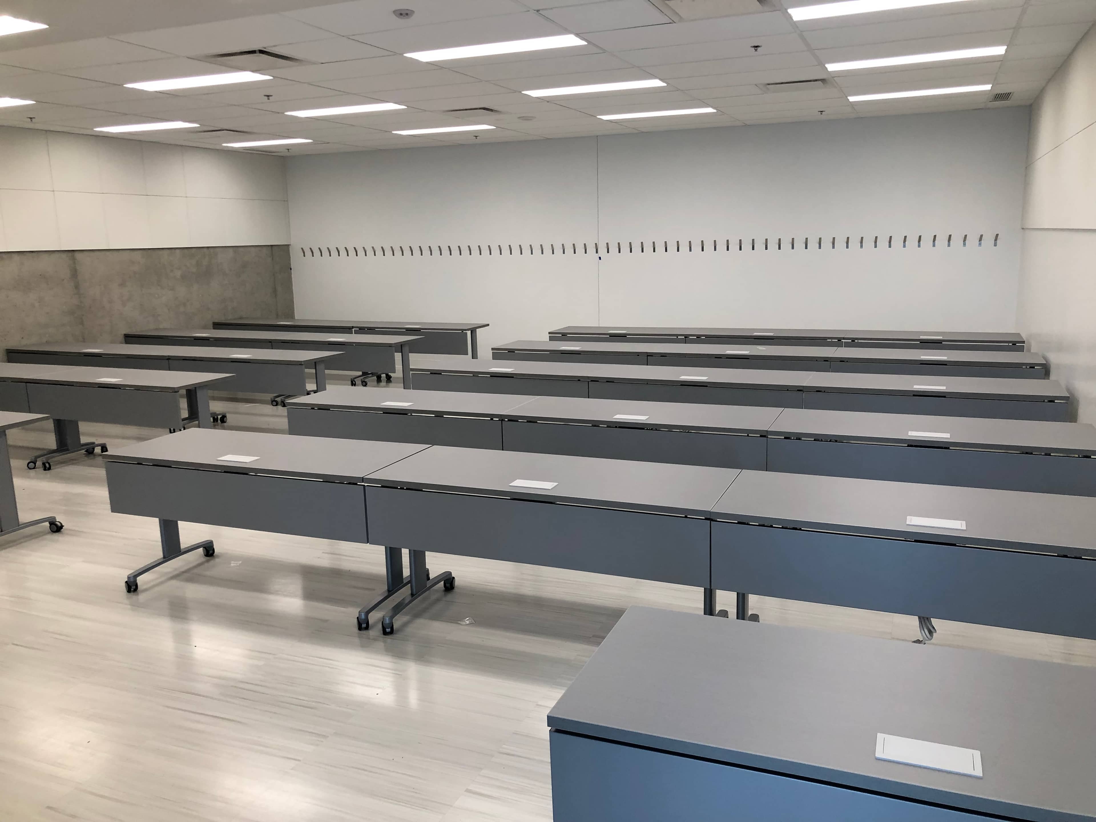 Université de Montréal — Installation de mobilier pour amphithéâtres et salles de classe.